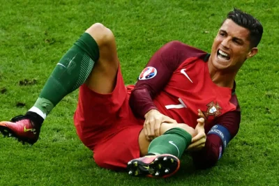 Cristiano Ronaldo lesionado en el cesped